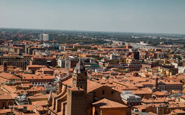 Bologna - panoramica dall'alto sul centro città, con le due torri