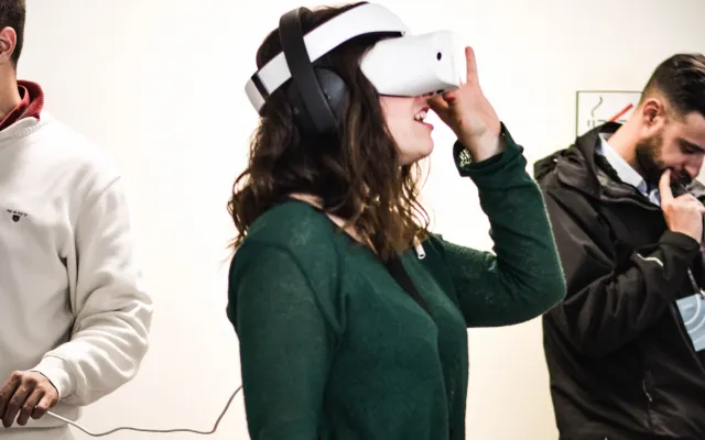 visione di museo con strumenti di realtà virtuale