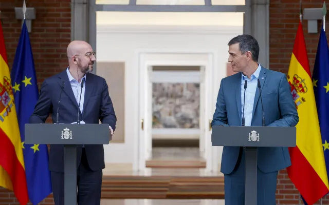 Il presidente del governo spagnolo Pedro Sanchez e il Presidente del Consiglio UE Charles Michel 